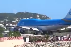 Plane Taking off near beach - Really Amazing video