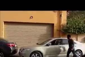 Very Funny Video - Guy helps another guy to pulling out car