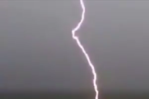 Wao - Lightning strikes caught on cam