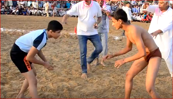 टप्पल में हुआ लडका और लडकी के बीच दंगल की वीडियो। Video By- Sultan Siddqui Ji