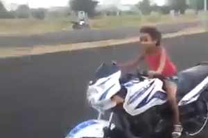 ये है दुनीया की सबसे छोटी बाइक चलानेवाली लडकी - वीडियो